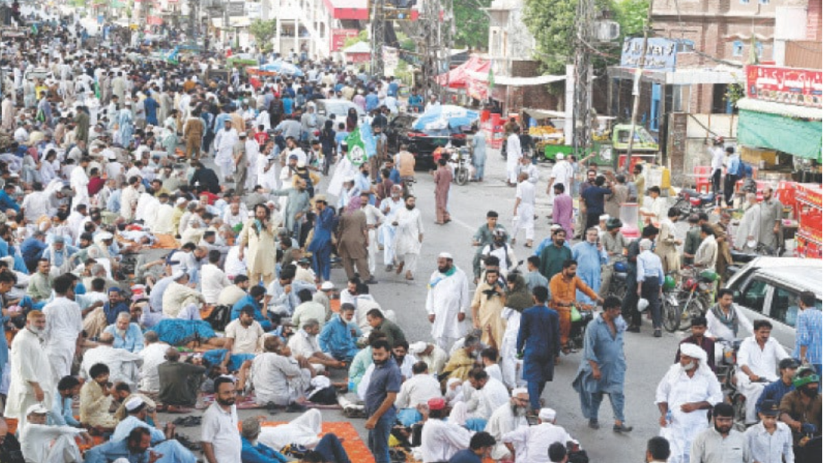 JI Activists outside liaqat Bhag